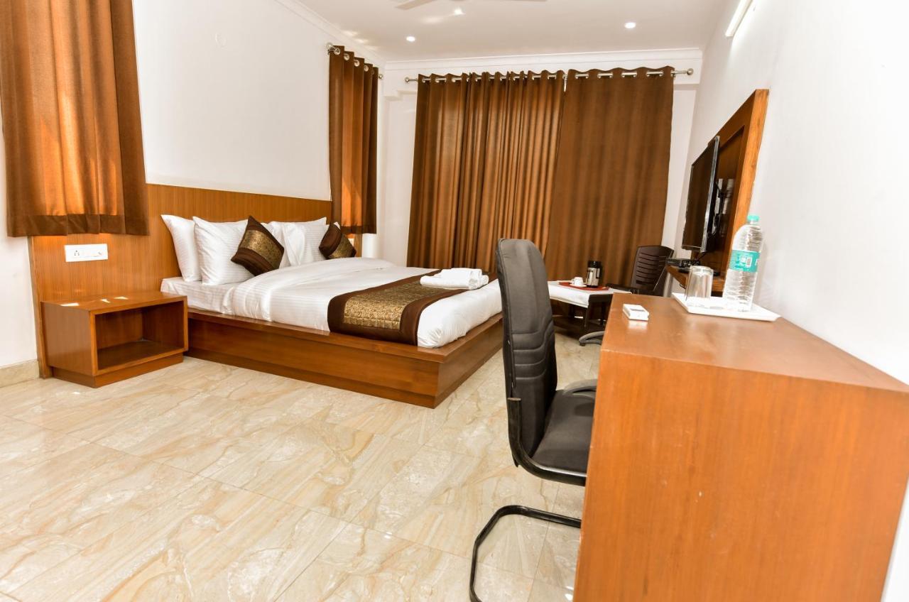Hotel Luxury Collection Gurgaon Exterior photo