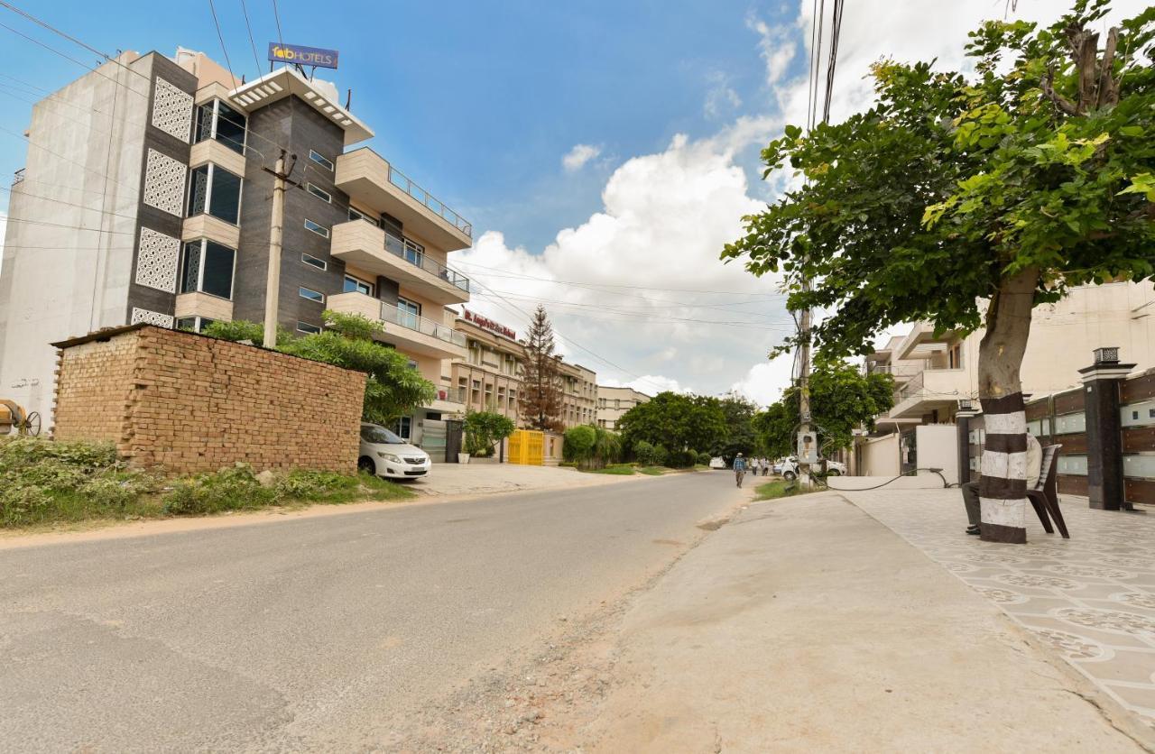 Hotel Luxury Collection Gurgaon Exterior photo